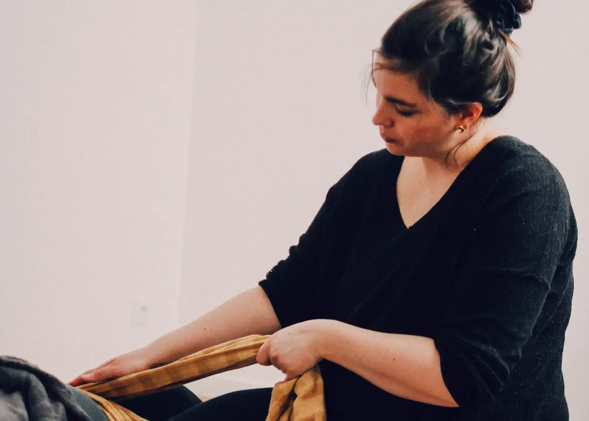 Domitille enveloppant une cliente dans un tissu rebozo