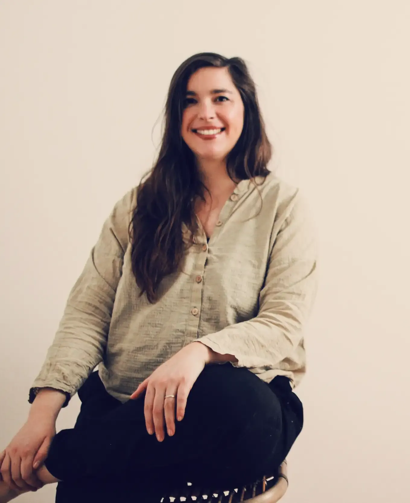 Portrait d'une doula certifiée souriante et bienveillante